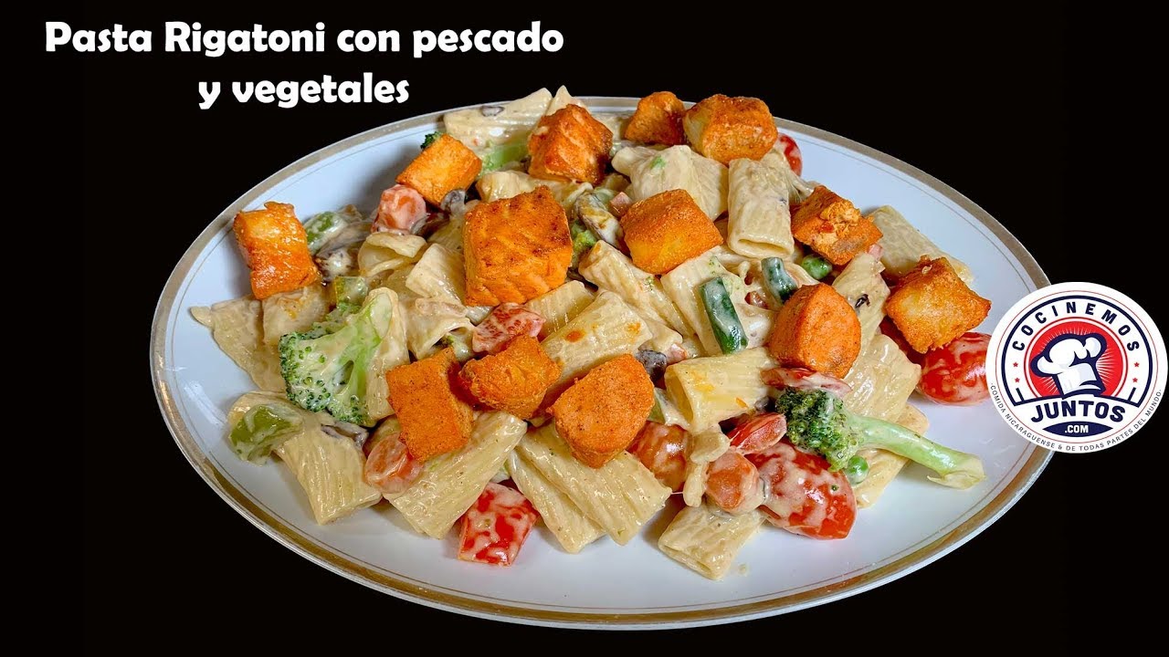 Pasta Rigatoni en salsa Alfredo con pescados y vegetales.