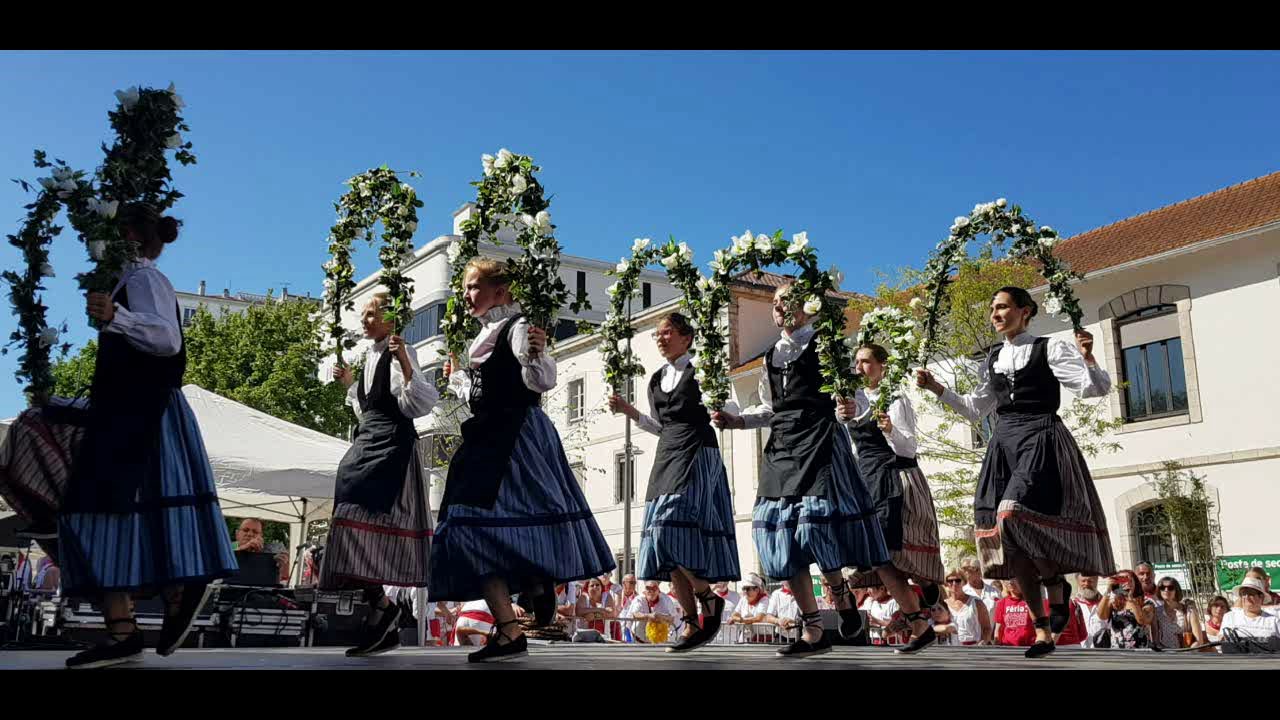Orai Bat &ndash;  Danse des arceaux fleuris &ndash; F&ecirc;tes de Bayonne 2019 Basque &ndash; Dantza Karrilkaldi