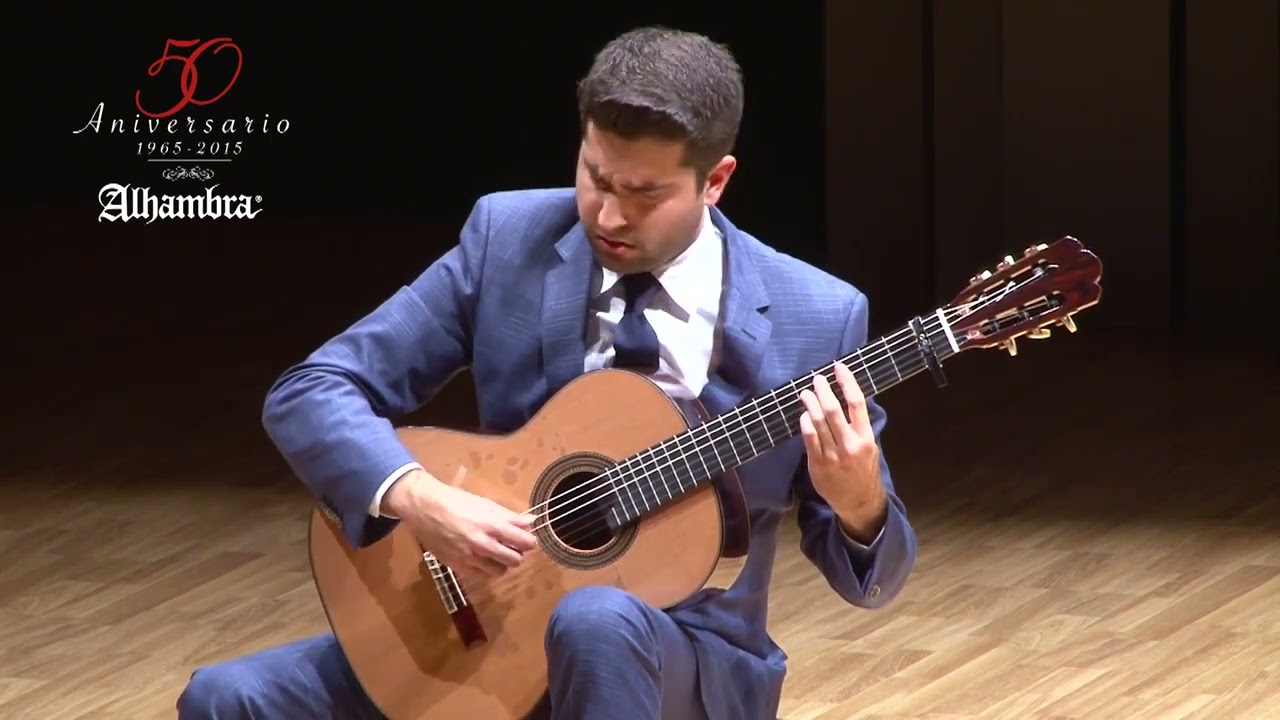 Rafael Aguirre - wirtuoz grający na gitarze Alhambra Jose Miguel Moreno C Series