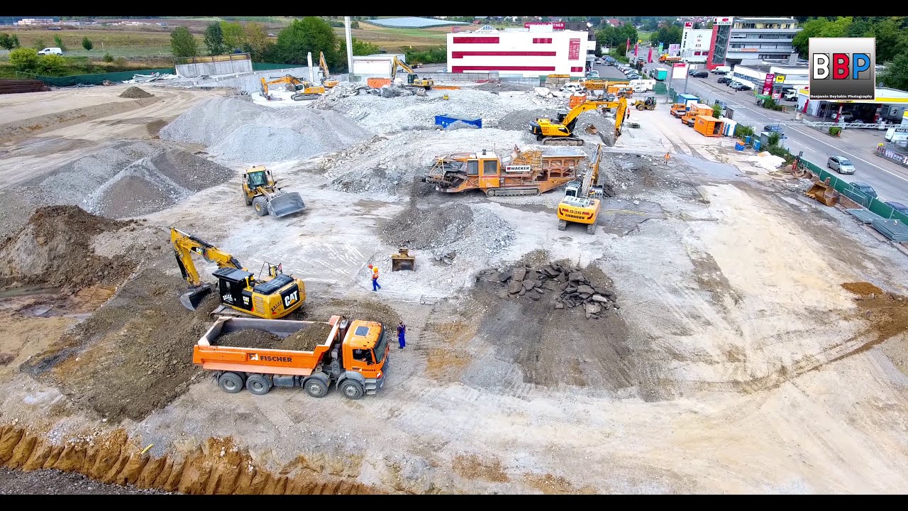 8 Bagger, Radlader, Brecher, Kipper, Raupe,... Abbruch Kaufland Backnang, Germany, 04.09.2018.