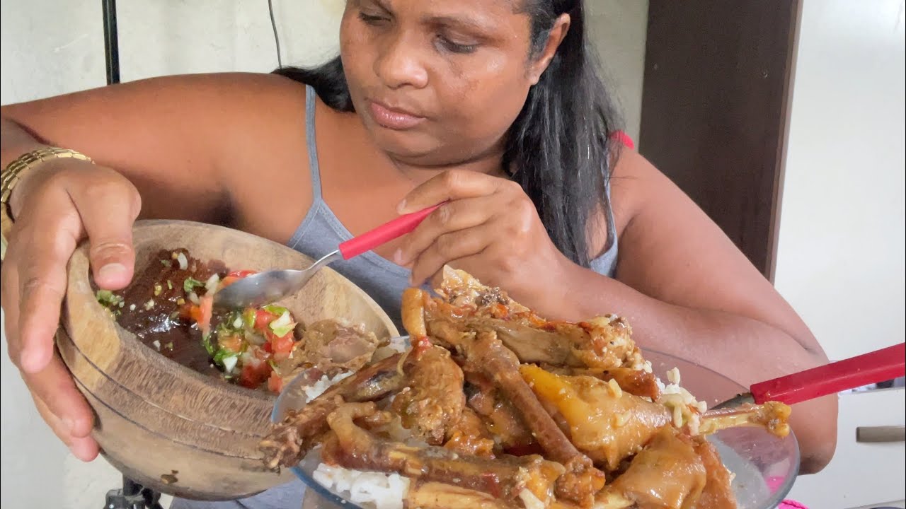ALMOÇO DE HOJE AQUI NO SÍTIO GALINHA CAPIRA A MODA DA ROÇA ARROZ FEIJÃO PIMENTA