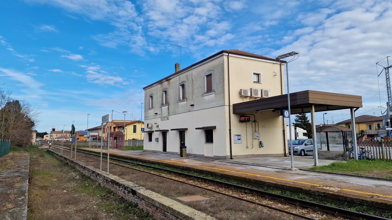 Rosolina, fermata ferroviaria tra potenzialità inespresse, incuria e grigiore. + Aln668