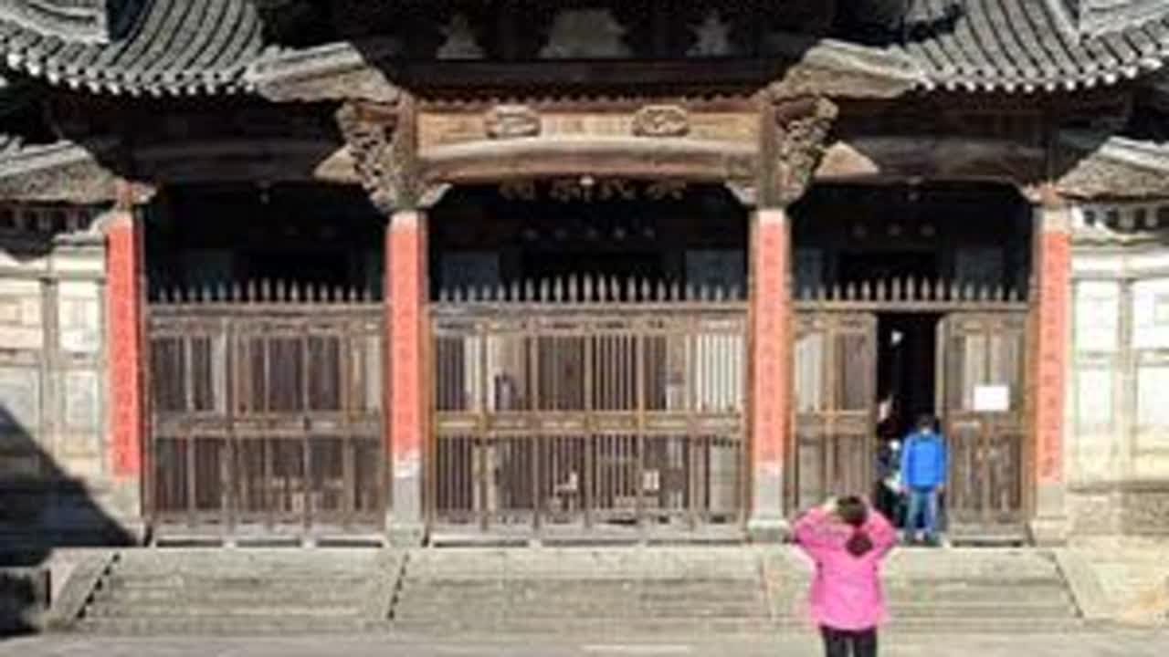 北岸廊桥位于安徽省黄山市歙县北岸镇，是一座有着三百多年历史的古老廊桥，北岸廊桥原名“北溪桥”，因美国电影廊桥遗梦在全球热映而改成“北岸廊桥”，后官方定名为“风雨廊桥”。2013年北岸廊桥被列为全...