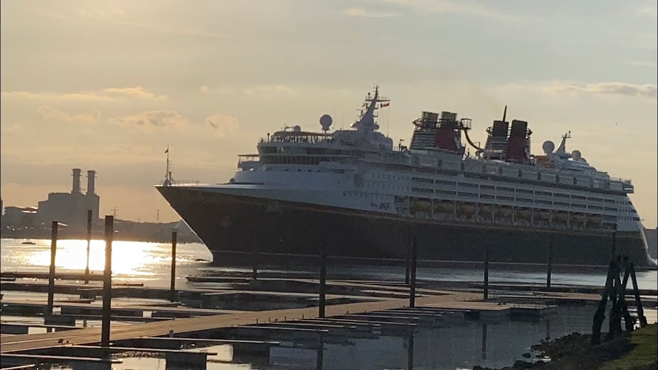 Disney Magic cruise ship & musical horn