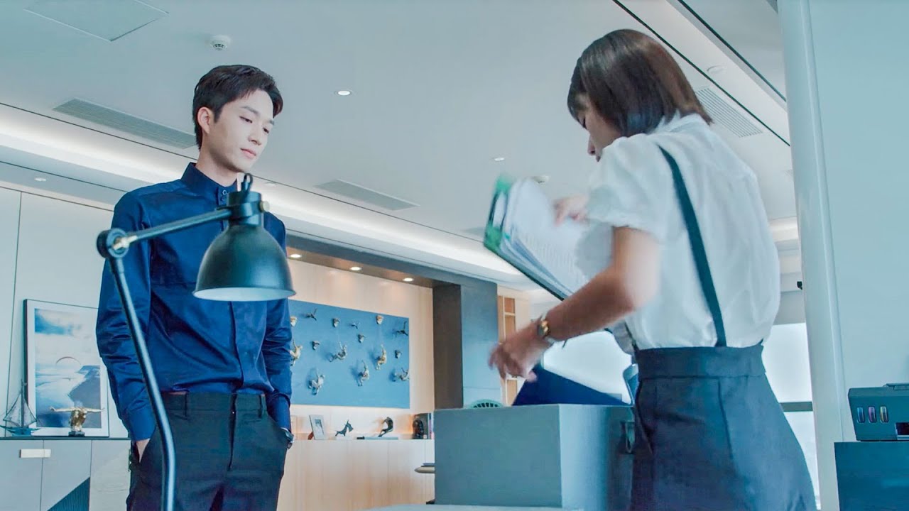 เด็กสาวเก็บกระเป๋าและอยากจะออกไป แต่ CEO พยายามอย่างเต็มที่ที่จะเก็บเธอไว้ที่นี่!
