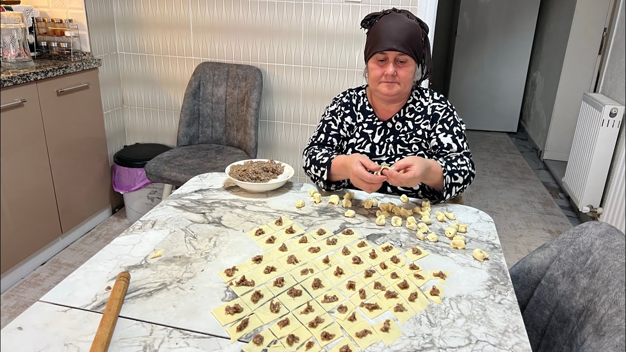 El emeği göz nuru✅Anam mantı yaparsa😀Ama yimeden gitti!!!#manti #vlog #food #ramadan #yemek 