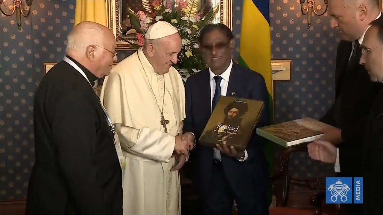 Courtesy Visit of Pope Francis to Barlen Vyapoory, acting President of Mauritius 9 September 2019 HD
