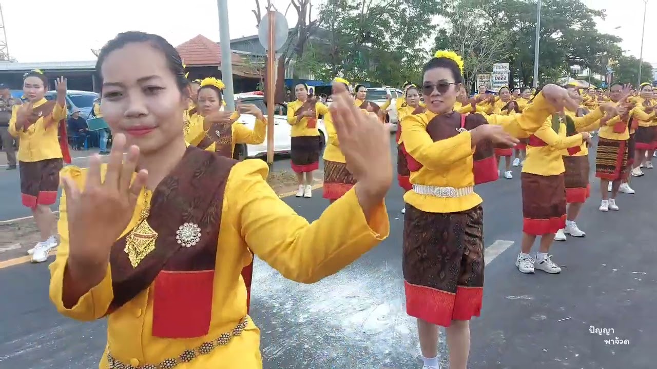 ขบวนบุญบั้งไฟ พร้อมขบวนนางรำสุดงดงาม ร่วมขบวนแห่งานประเพณีวิถีอีสาน “ฮีต 12 คอง 14” อ.พุทไธสง