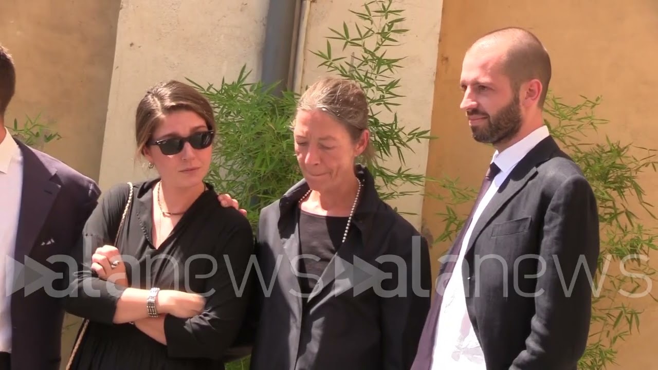 Purgatori, l'arrivo del feretro del giornalista accolto dai figli e dall'assessore Gotor