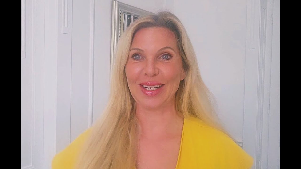 Maja Prinzessin von Hohenzollern gratuliert den Gewinner*innen ihrer Stempelkollektion