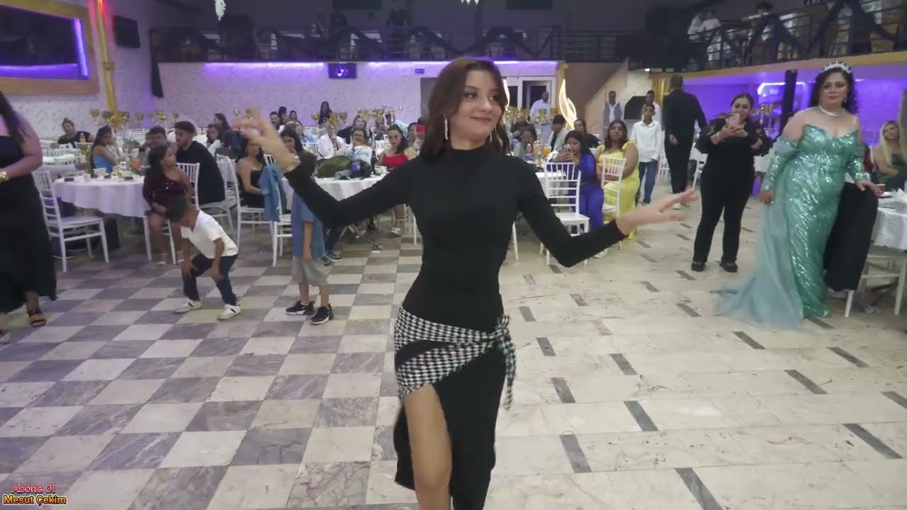 Roman d&uuml;ğ&uuml;nleri roman kızı oynuyor