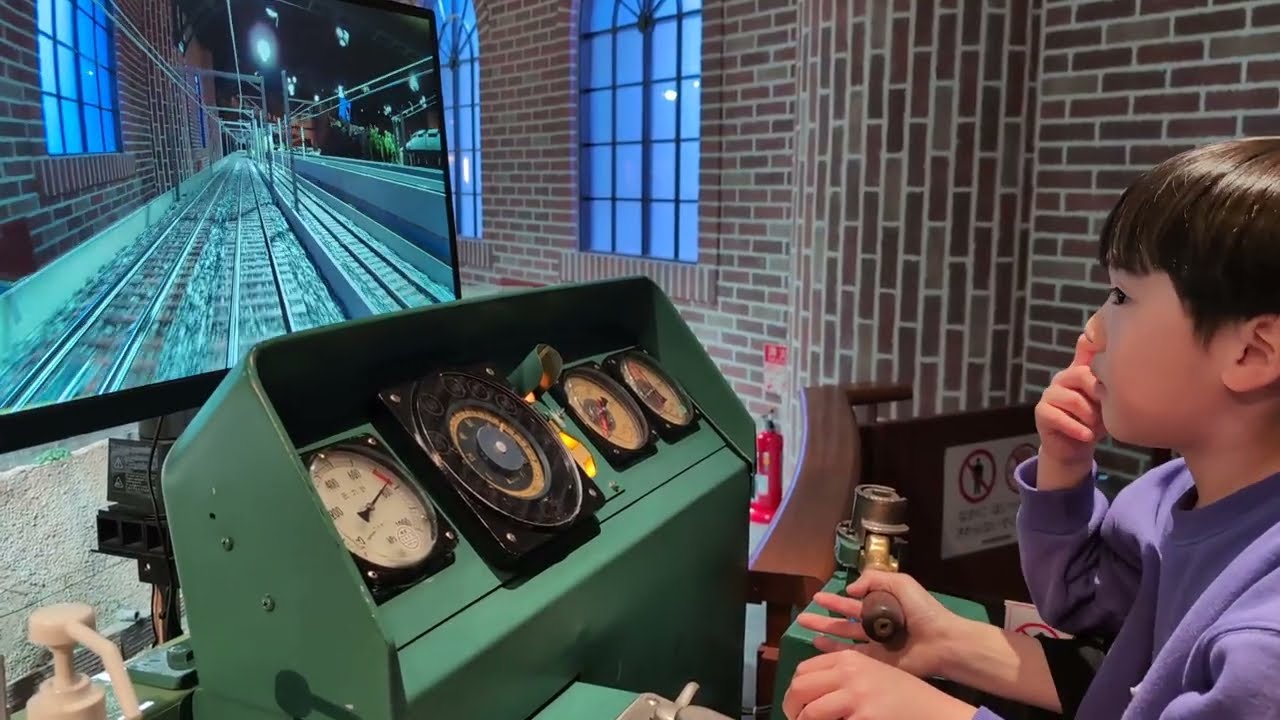 原鉄道模型博物館で本物の運転台で１番ゲージ車両を運転するたっくん。Hara Model Railway Museum. Gauge 1 carriage. 2026年2月23日。