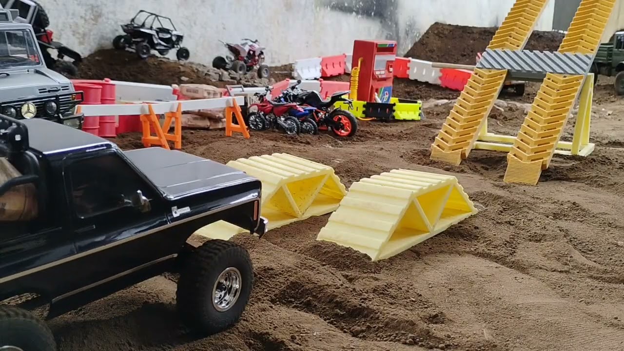 RC Chevrolet K5 Blazer FCX10 Hauling Cement | Scale Work Truck