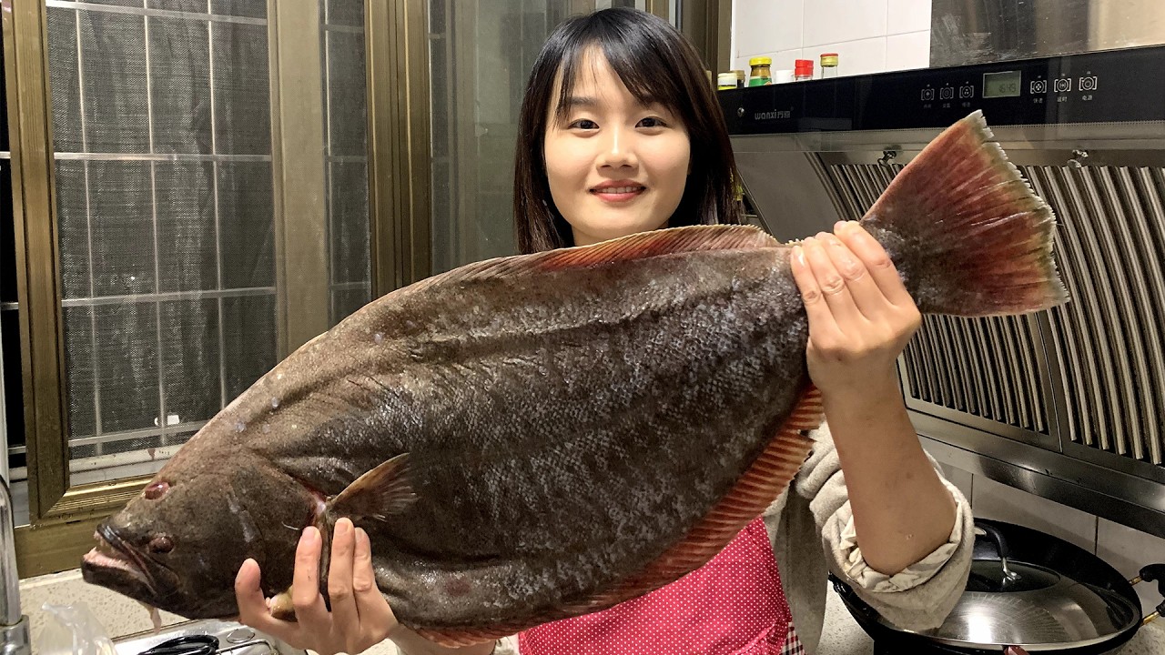 猪猪凌晨到海鲜市场淘大鱼，花重金盘回家，做给奶奶吃补一补