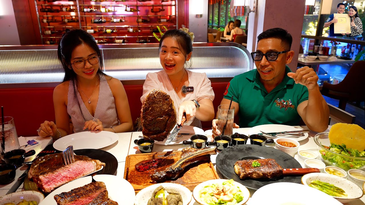 Được Lực sĩ Phạm Văn Mách mời ăn Bò Bít Tết (Bò Beefsteak) siêu ngon ở Phố đi Bộ Nguyễn Huệ