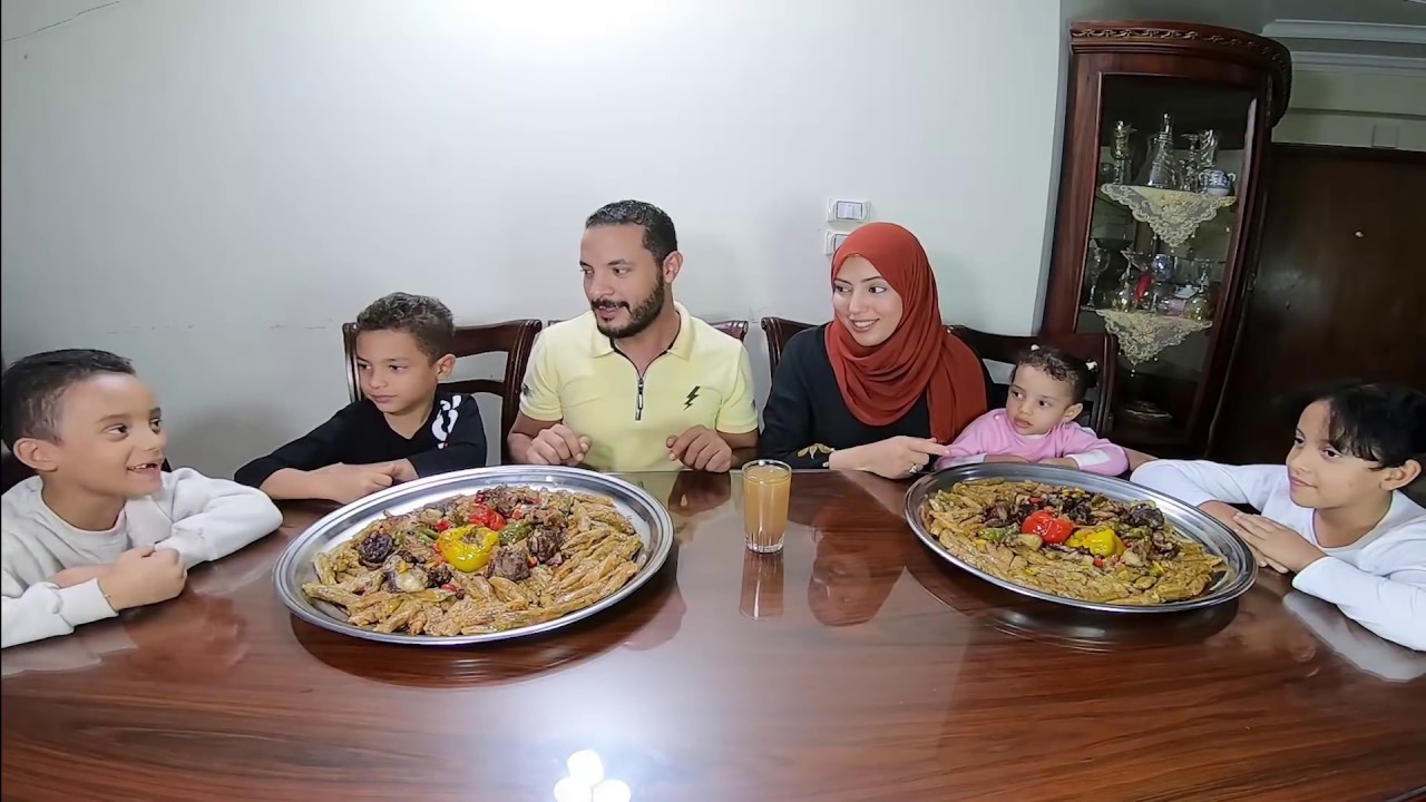 تحدي فريقين على اكبر كمية محشى كرنب وفلفل والعقاب مويةوصابون فى الشارع