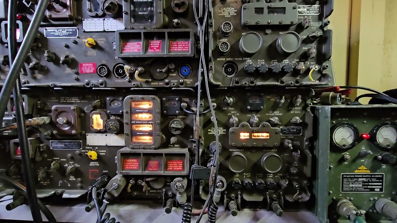 Vintage Military Equipment at WF2U. Collins GRC-19 R-392 T-195 in action!