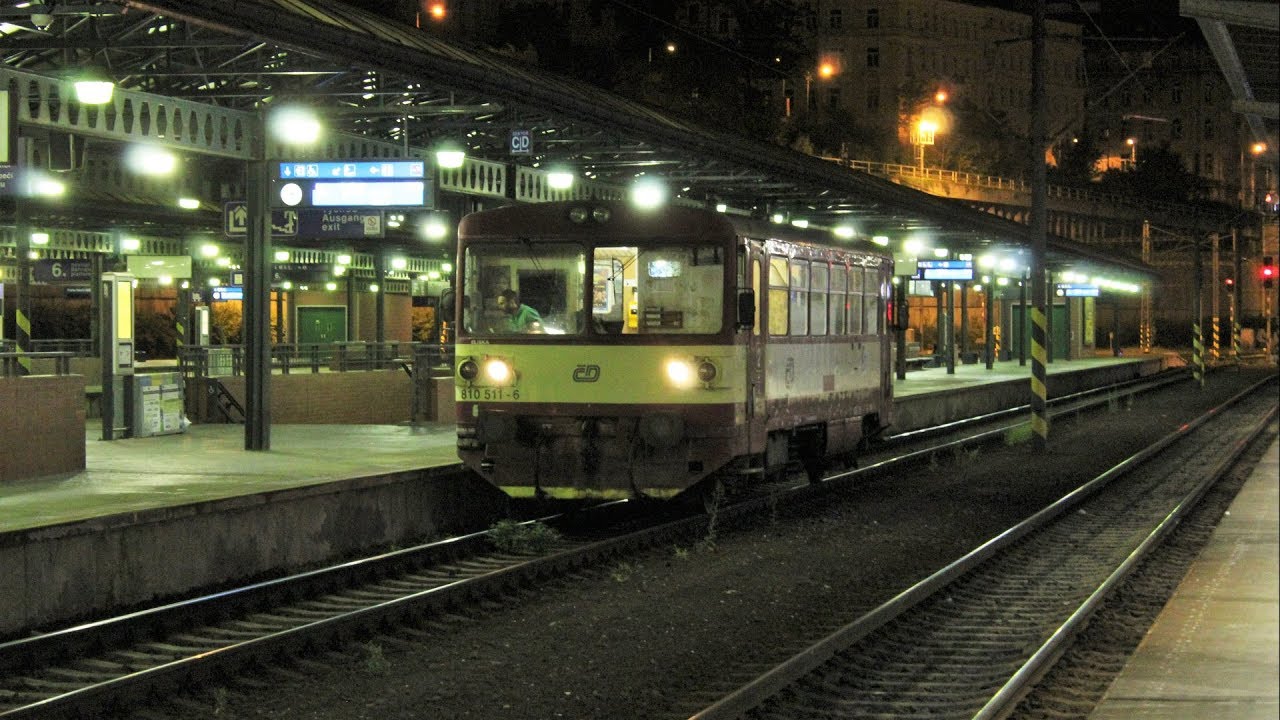 Vlaky ve stanici Praha hl. n. - noční rozjezd 3.8.2019