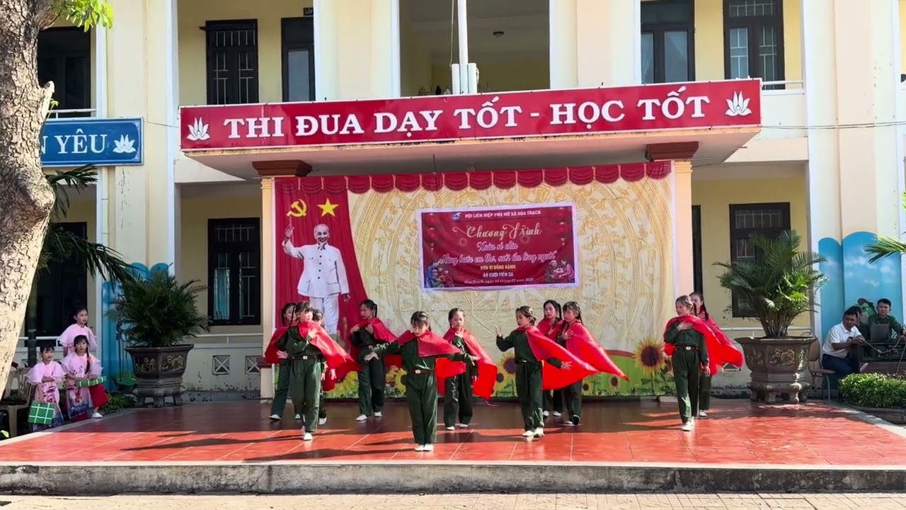 Múa hoạt cảnh chiến tranh và hoà bình 