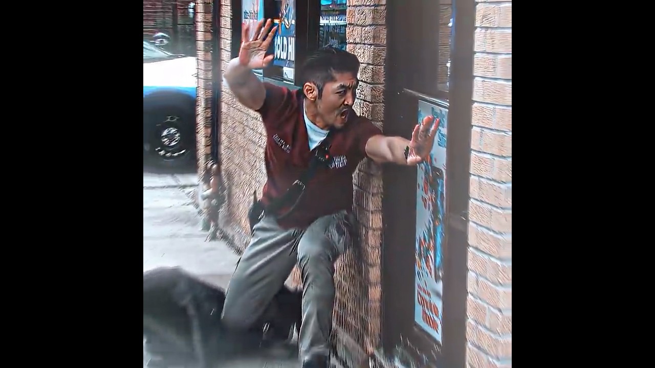 🏃&zwj;♂️👨&zwj;⚕️ Doctor charges toward the criminal to save a child! 🛡️👶 #chicagomed #chicago