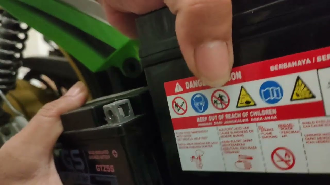 Pasang / ganti aki sepeda motor kawasaki kaze r