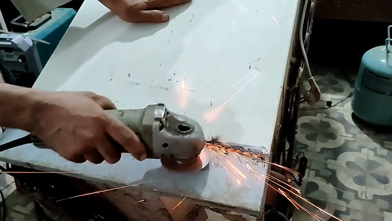 سمكره ثلاجه بماكينه اللحام ونظاره اللحام