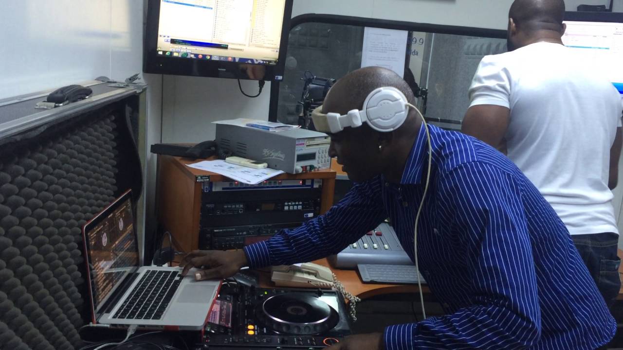 DJ LUTONDA NA RADIO LUANDA 7 DE HOUSE