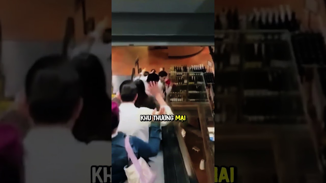 Chị g&aacute;i mắc kẹt trong trung t&acirc;m thương mại v&igrave; xả s&uacute;ng  #quockhanhshowtime