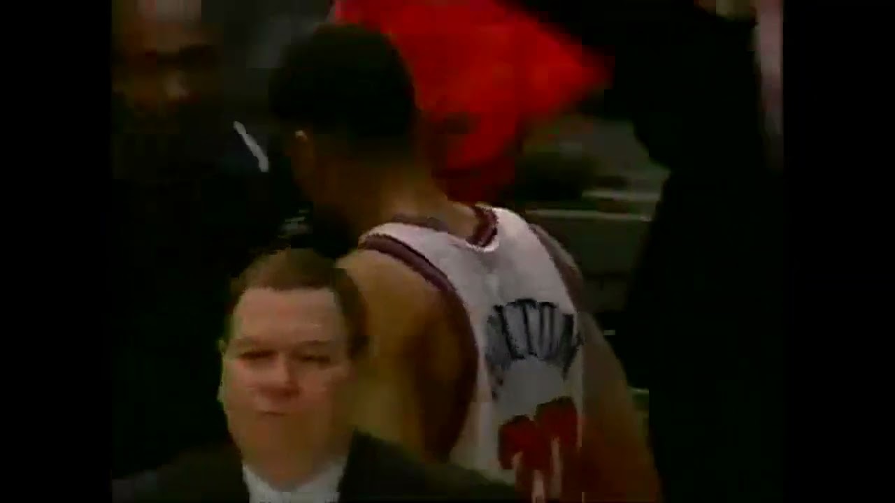 Allan Houston Beautiful Assist in Transition to Mr. Ward Cuts Lead to 8! (2000 ECSF vs. Heat Game 6)