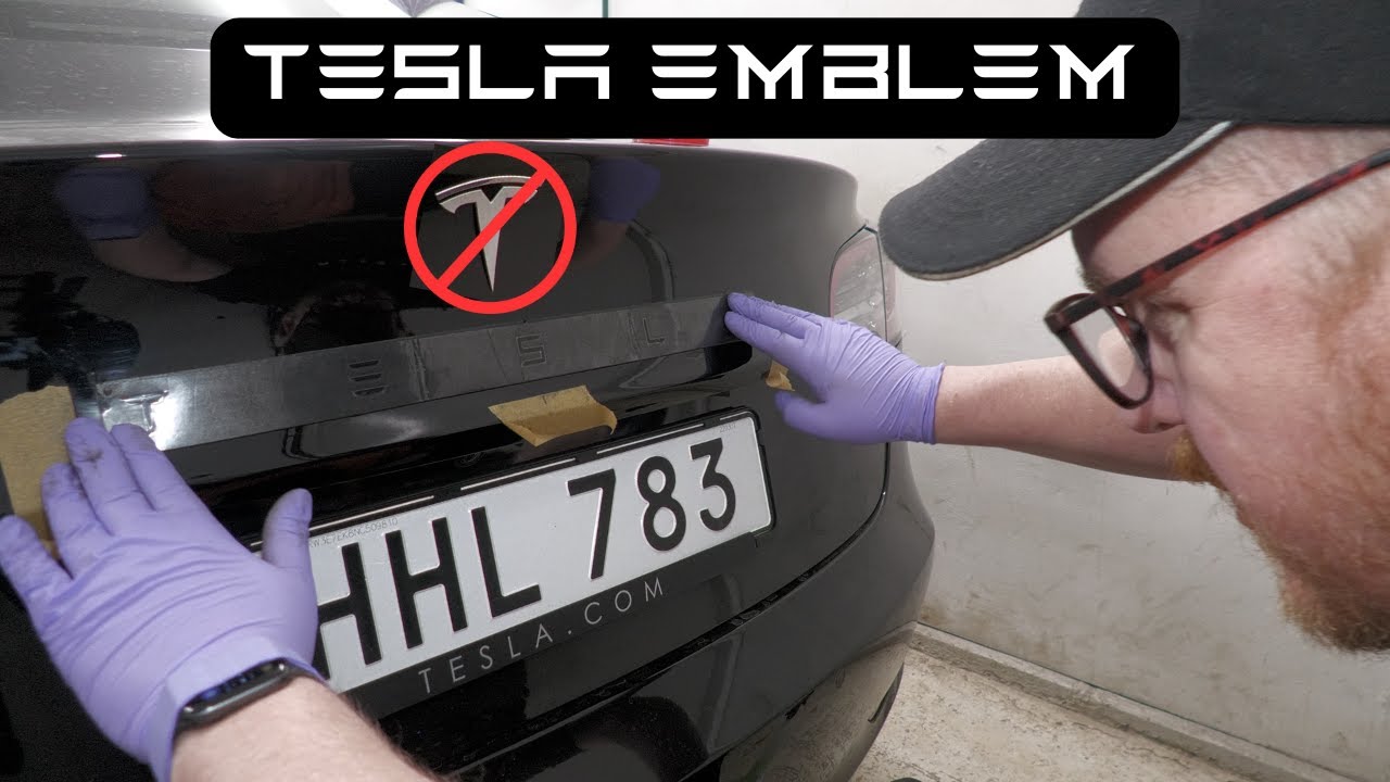 Tar bort emblem och sätter det i textform istället som på nya bilar
