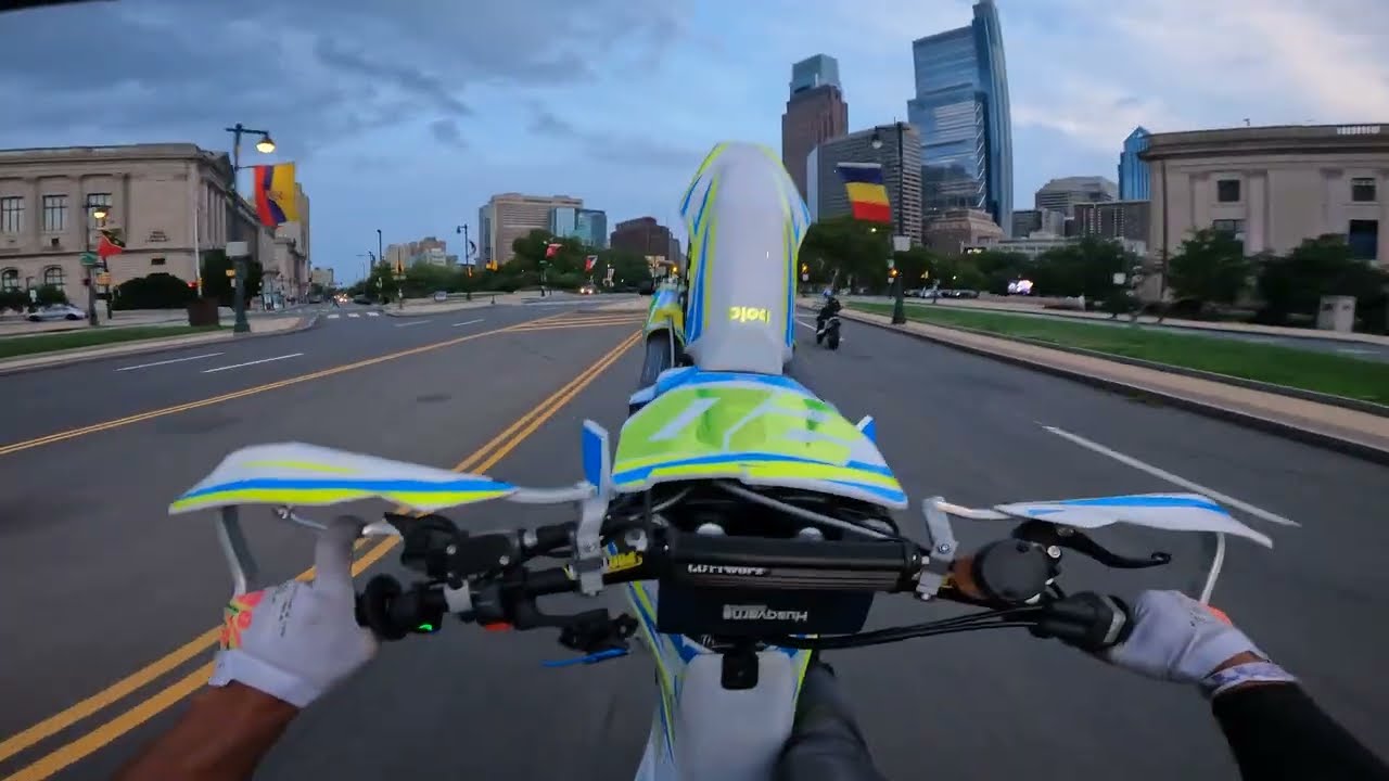 Supermoto отправляется в дикую ночную поездку по городу