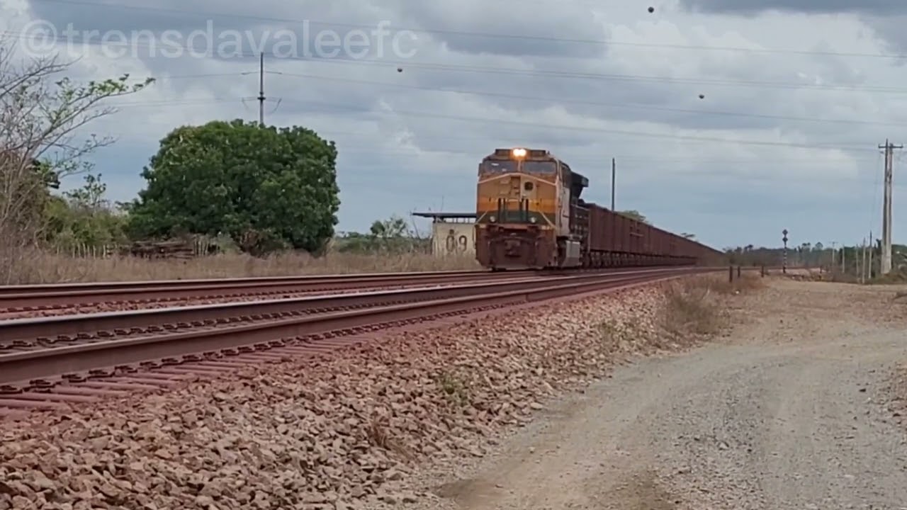 Cargueiro vli cruzando com o minério vazio que parou no km 125 pra troca de equipe. EFC.