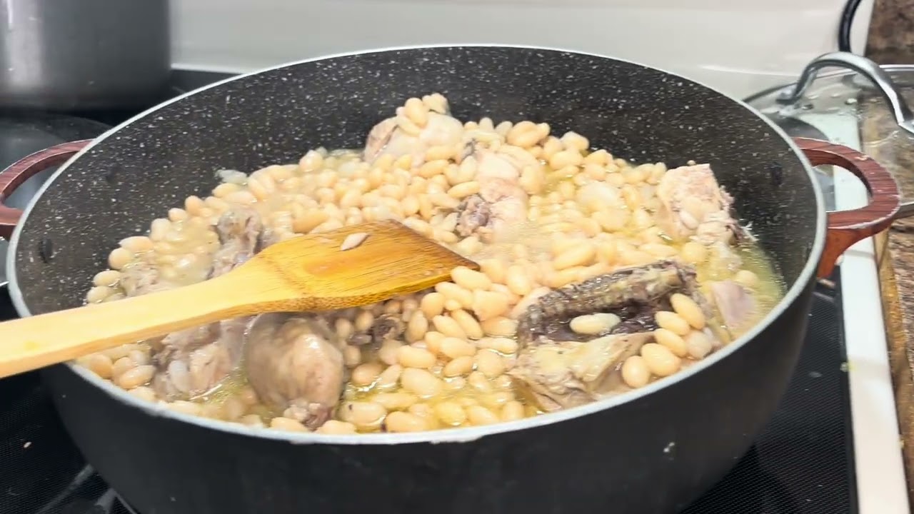 Frijoles blancos y pollo en recado 