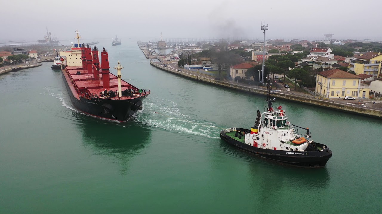 Nave 5 stive entra nel porto di Ravenna // Ship 5 holds enters the port of Ravenna, Italy /4k