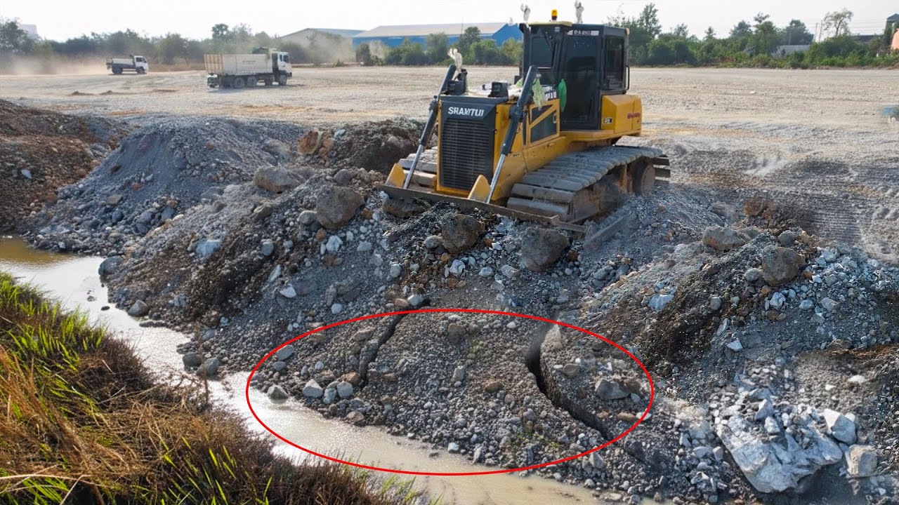 Very Good Teams Work Skill Bulldozer Leveling Gravel Dump Truck 25,5t Unloading Road Construction