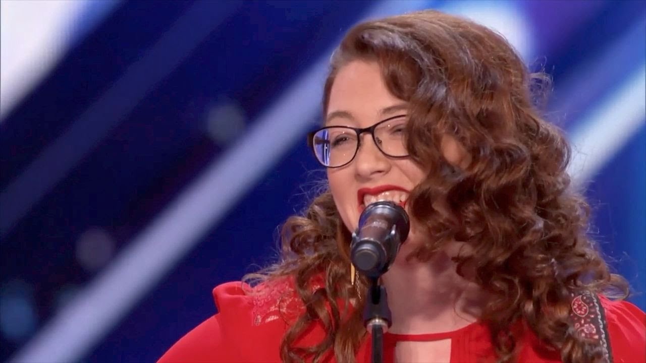 Døve Mandy Harveys sang får hele salen til å reise seg