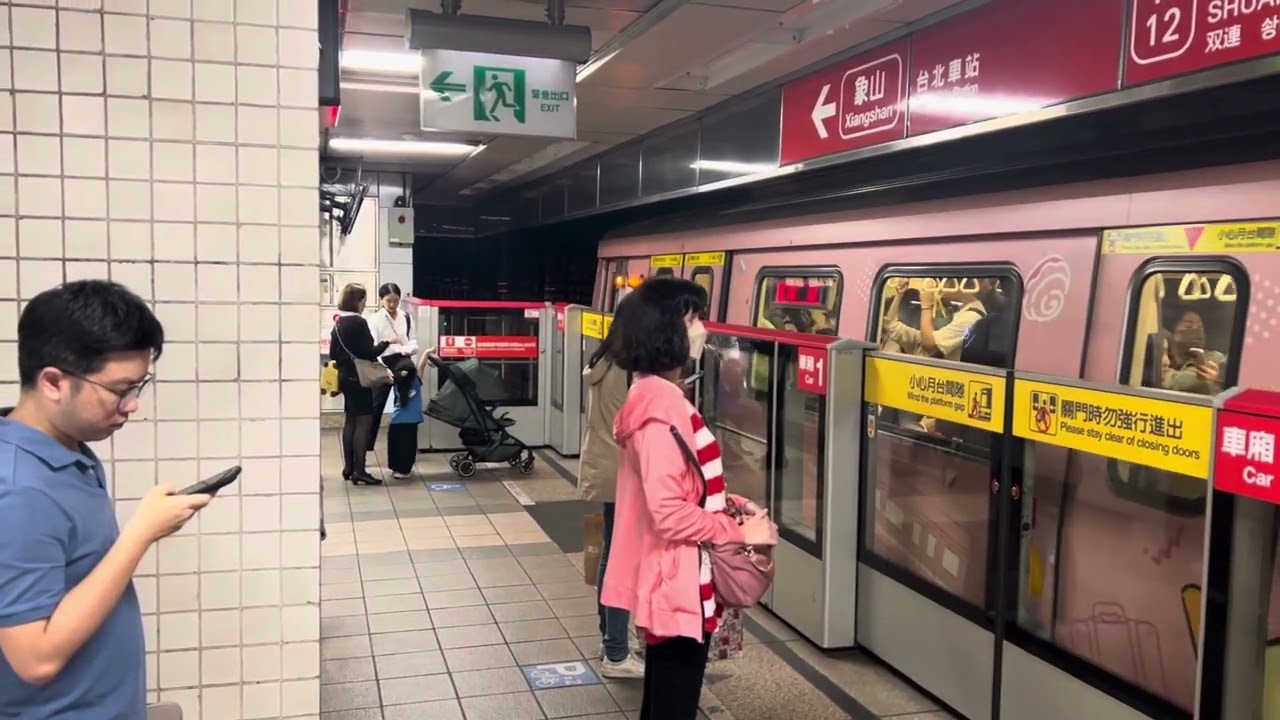 Taipei Metro C381 Sanrio Paint Train Arrive and Depart at Shuanglian Station