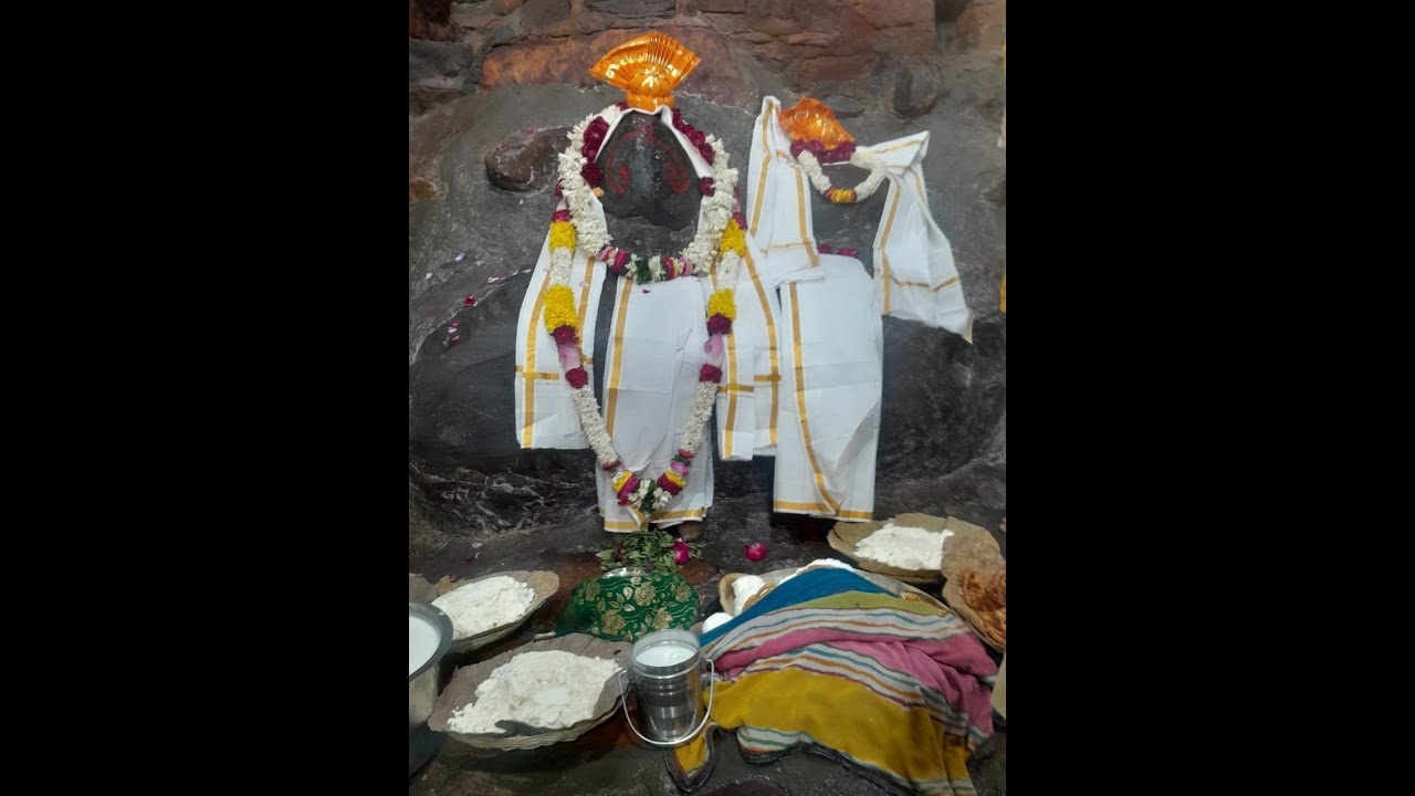 27 Nov Giriraj ji Mangala Aarti Darshan @ISKCONDwarka @pushtisatsangsagar  #shrijidarshan