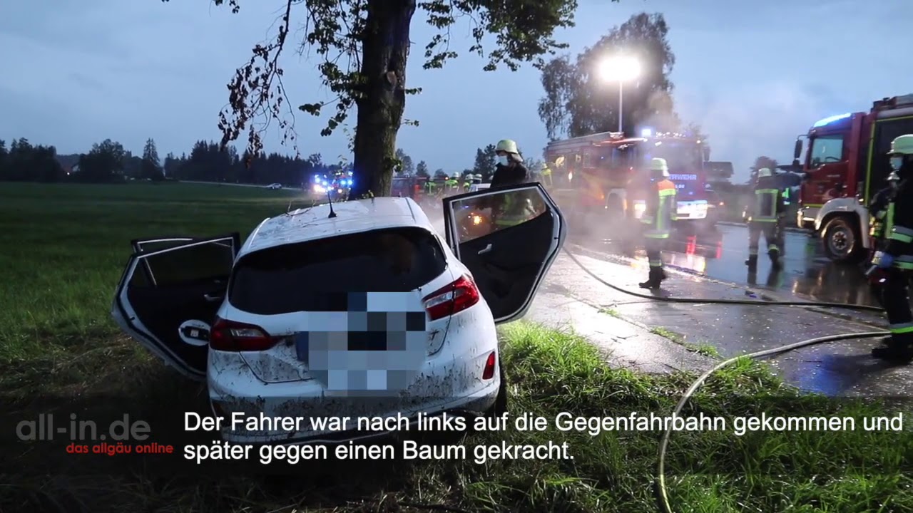 Drei Schwerverletzte: Auto prallt bei Sulzberg frontal gegen Baum