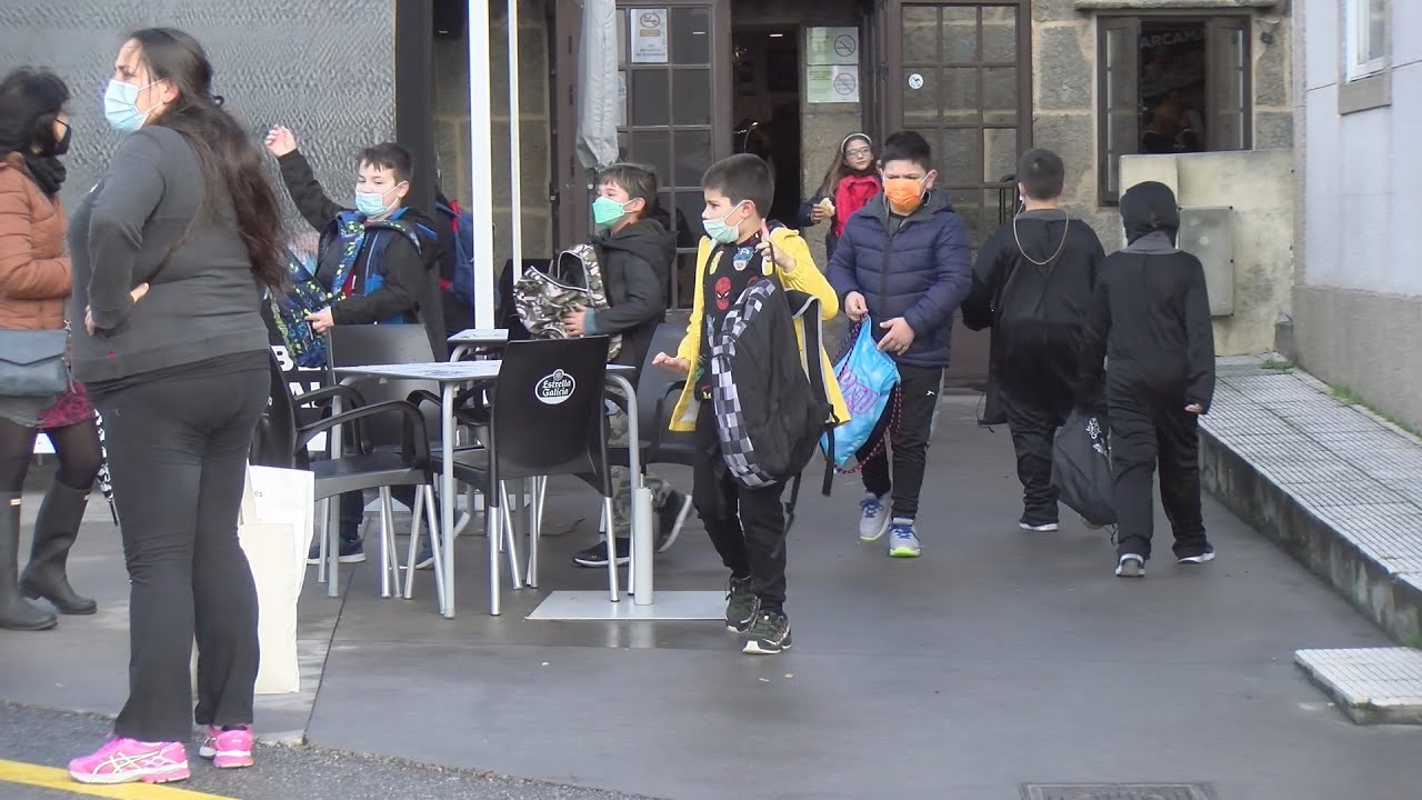 Os nenos e nenas da Illa bótanse as rúas para pedir unha esmola polos defuntiños