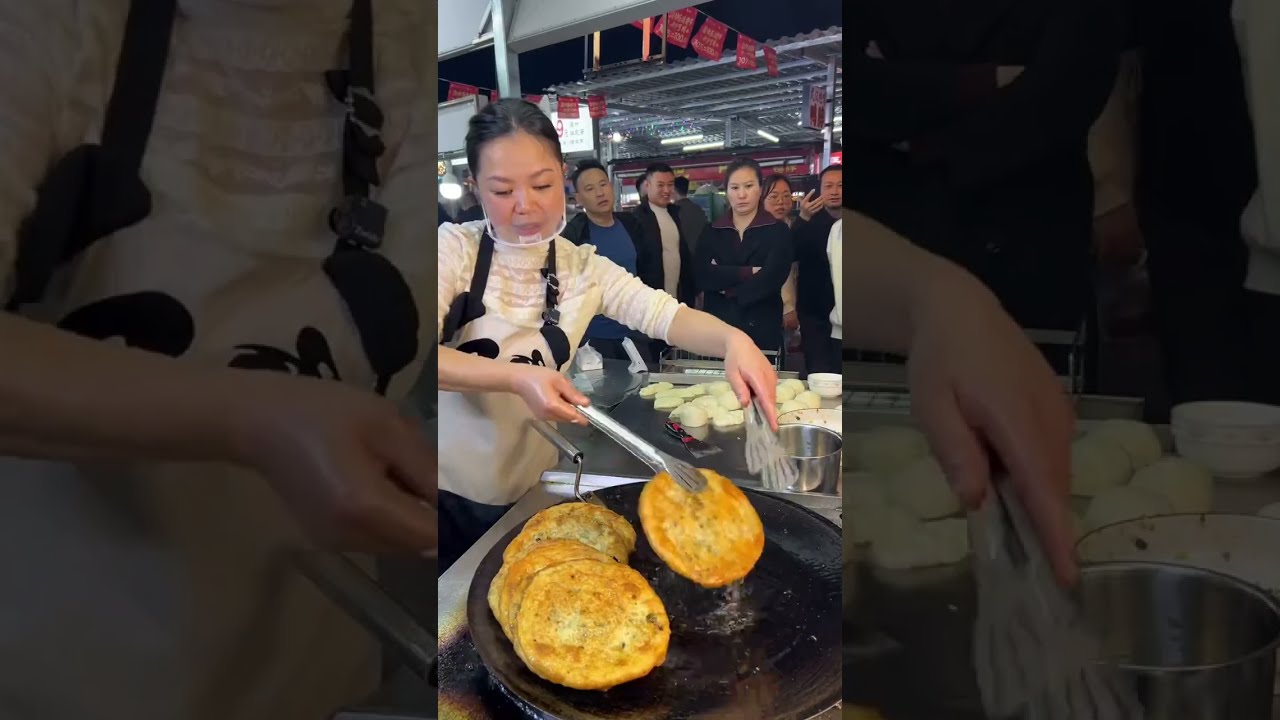 都说大姐的葱油饼是这条街做的最香的！5元一个，现做现炸，金黄酥脆，葱香四溢#地方特色美食