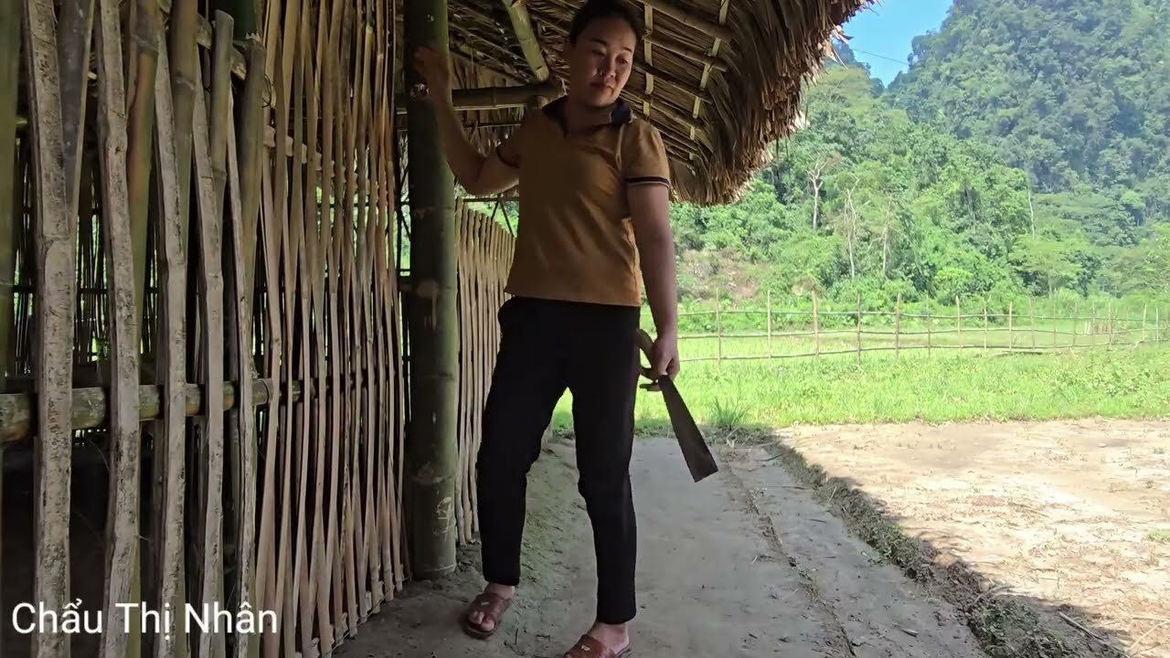 Time-lapse video : Poor girl and man build a life together in a simple bamboo house