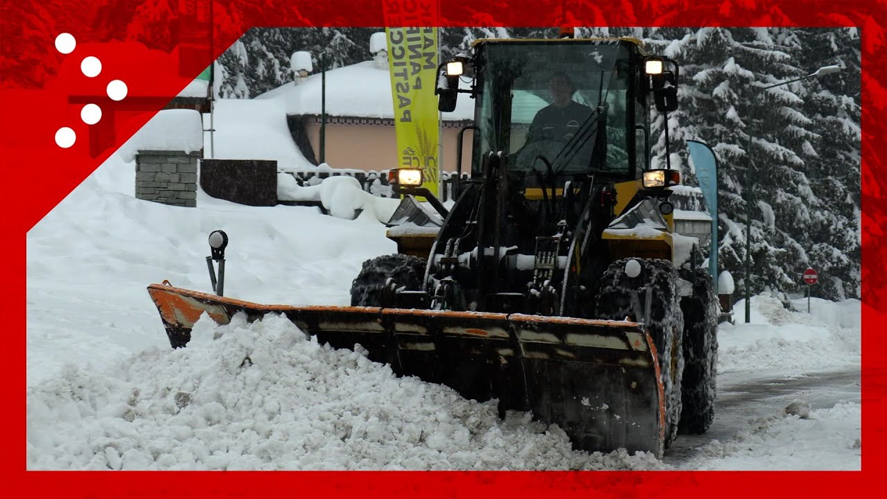 Neve a Madesimo, aumenta l'intensità dei fiocchi: ruspe al lavoro per sgomberare le strade