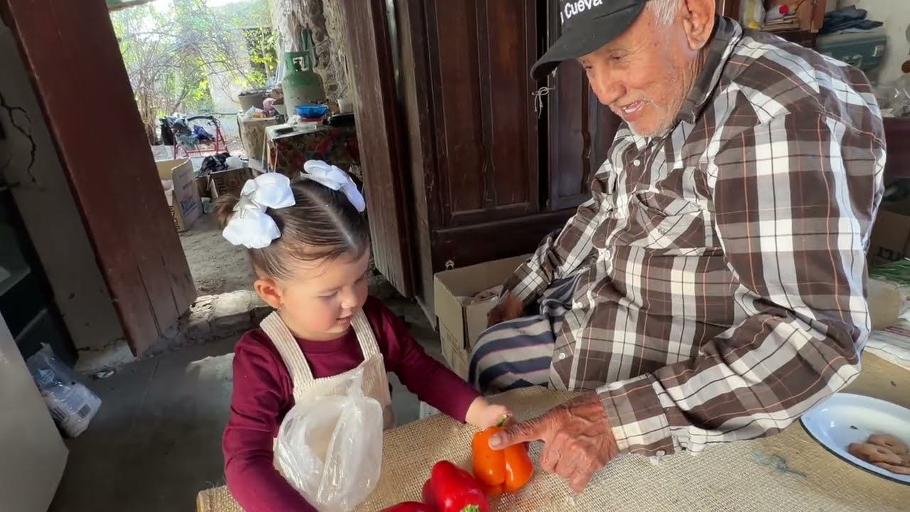Don Benny le regala yogur a Faviola la pasea en su andadera 