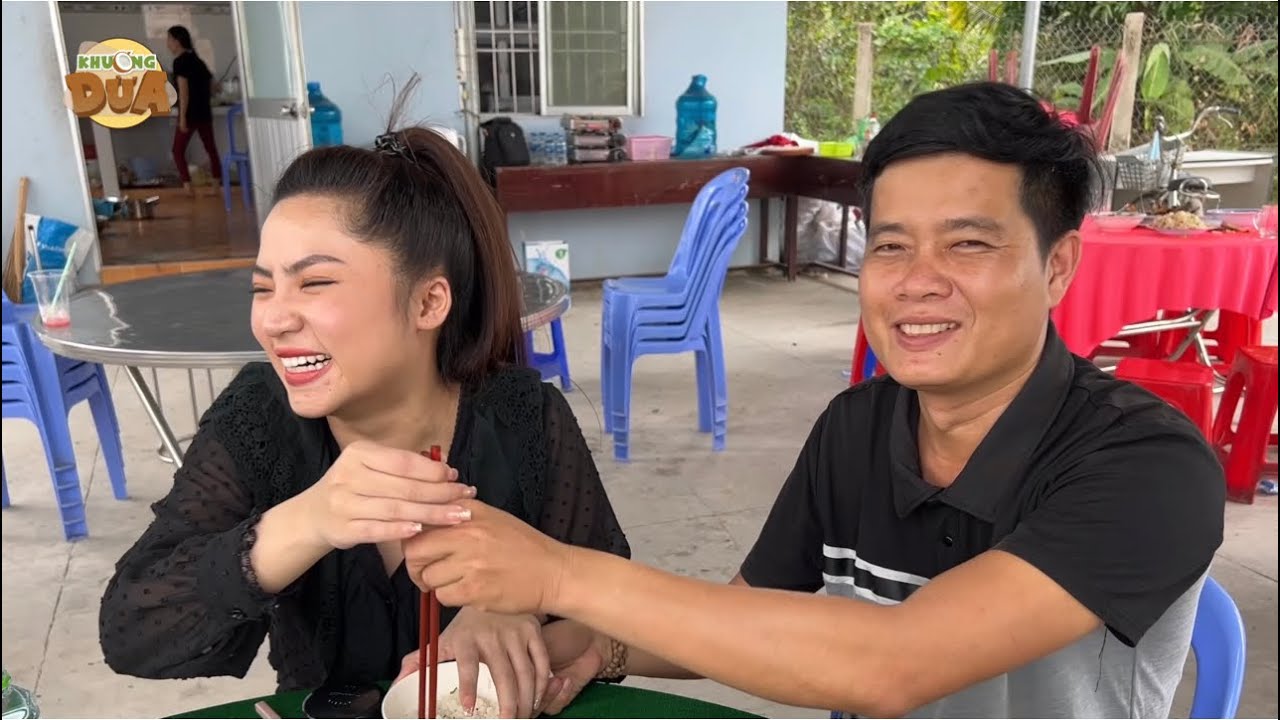 Châu Ngọc Tiên tham gia Học Để Đổi Đời được fan cứng Khương Dừa ngồi quạt phục vụ cơm trưa