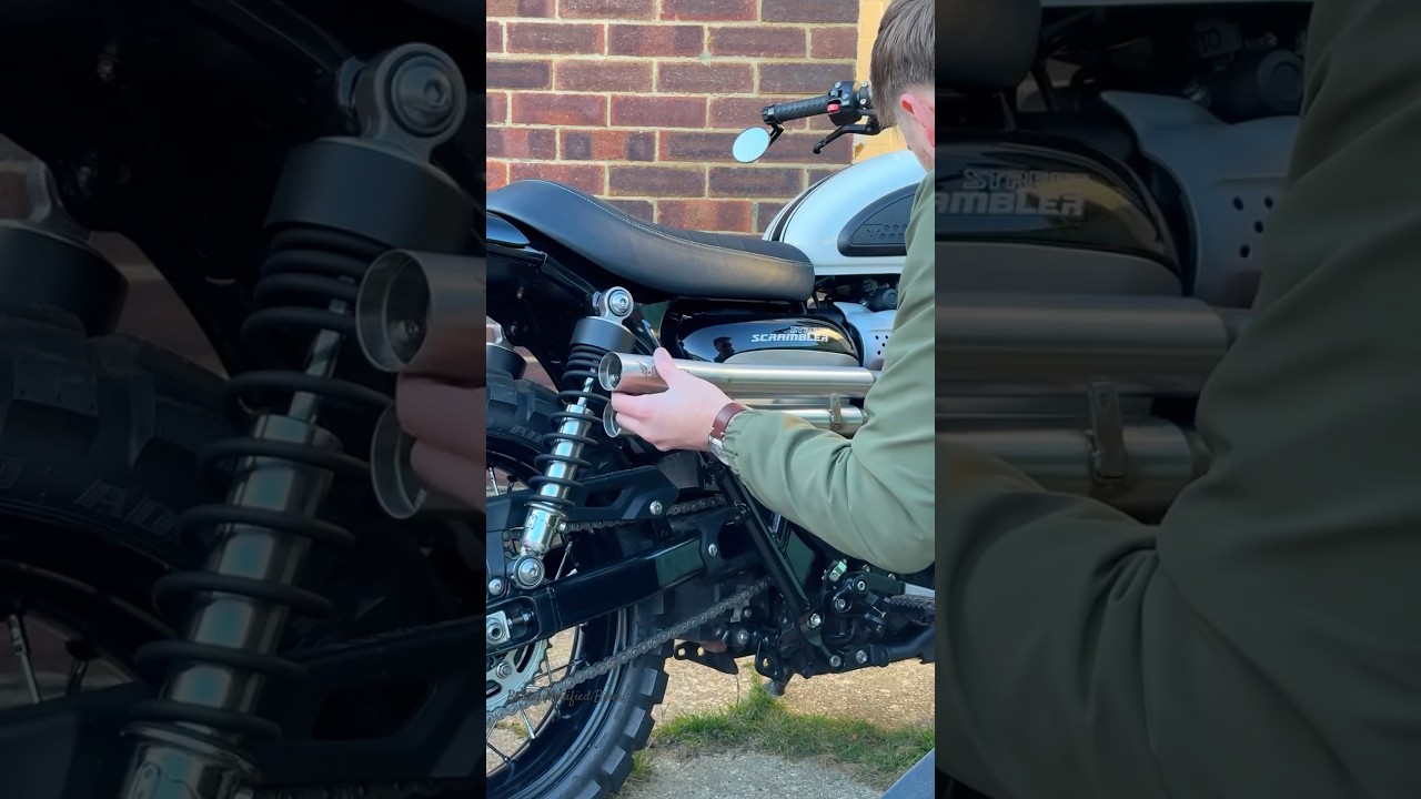 Installing Hitchcox Exhaust In Triumph Scrambler 900 | Pure Exhaust Sound #triumph #hitchcox ##900