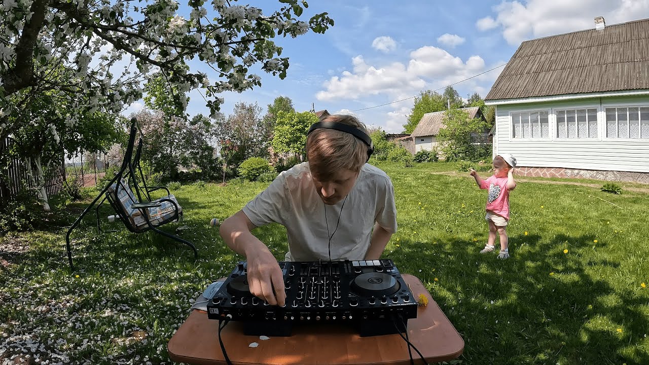 Сельский Радиокружок. Выпуск 7. etee. Synthwave/Space/Cosmic Disco mix on the village garden.