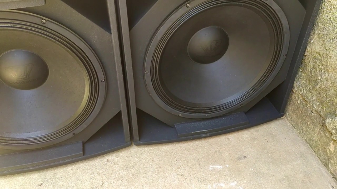 Caixa acústica duto triangulo tocando com alto falante oversound Sub 1000 XT