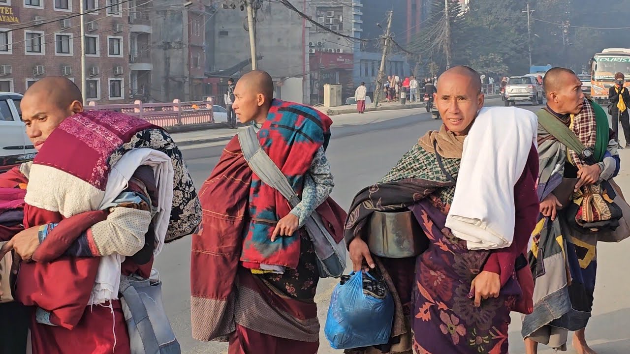 Thầy Minh Tuệ đi khất thực sáng nay 11/2 tại thủ đô Kathmandu