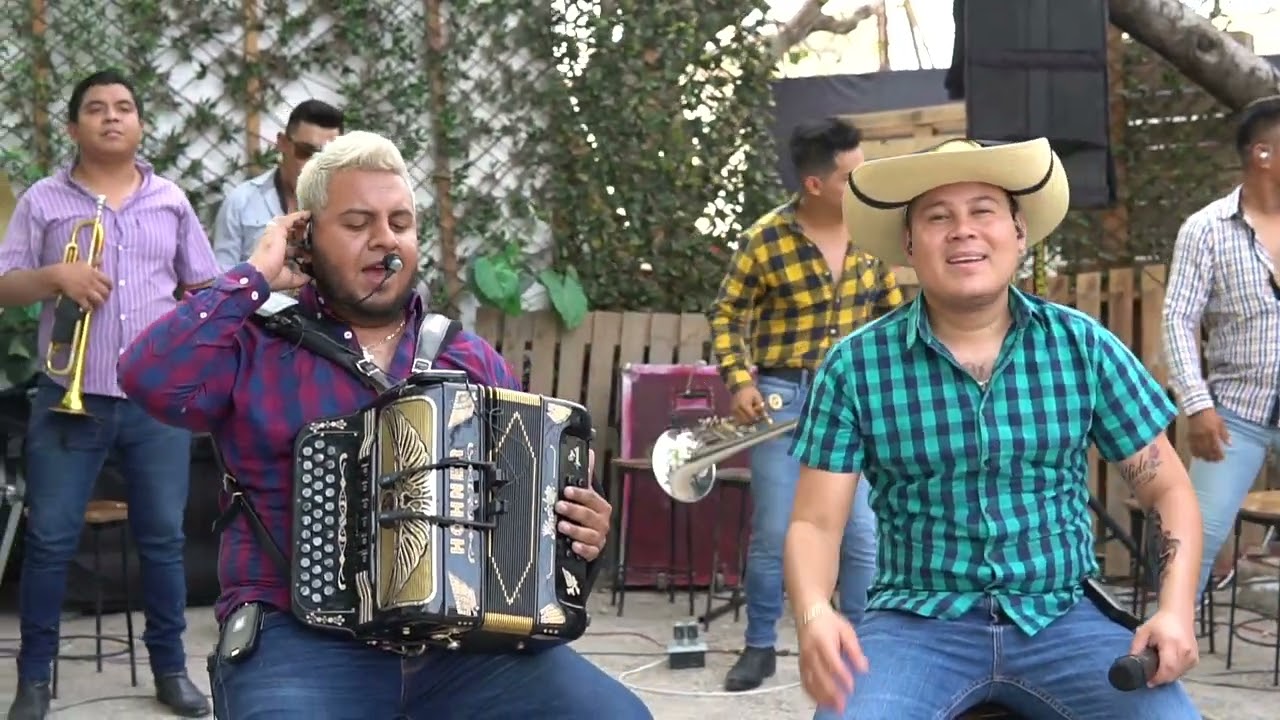 Popurr&iacute; de Juli&oacute;n &Aacute;lvarez &middot; Los Apodados